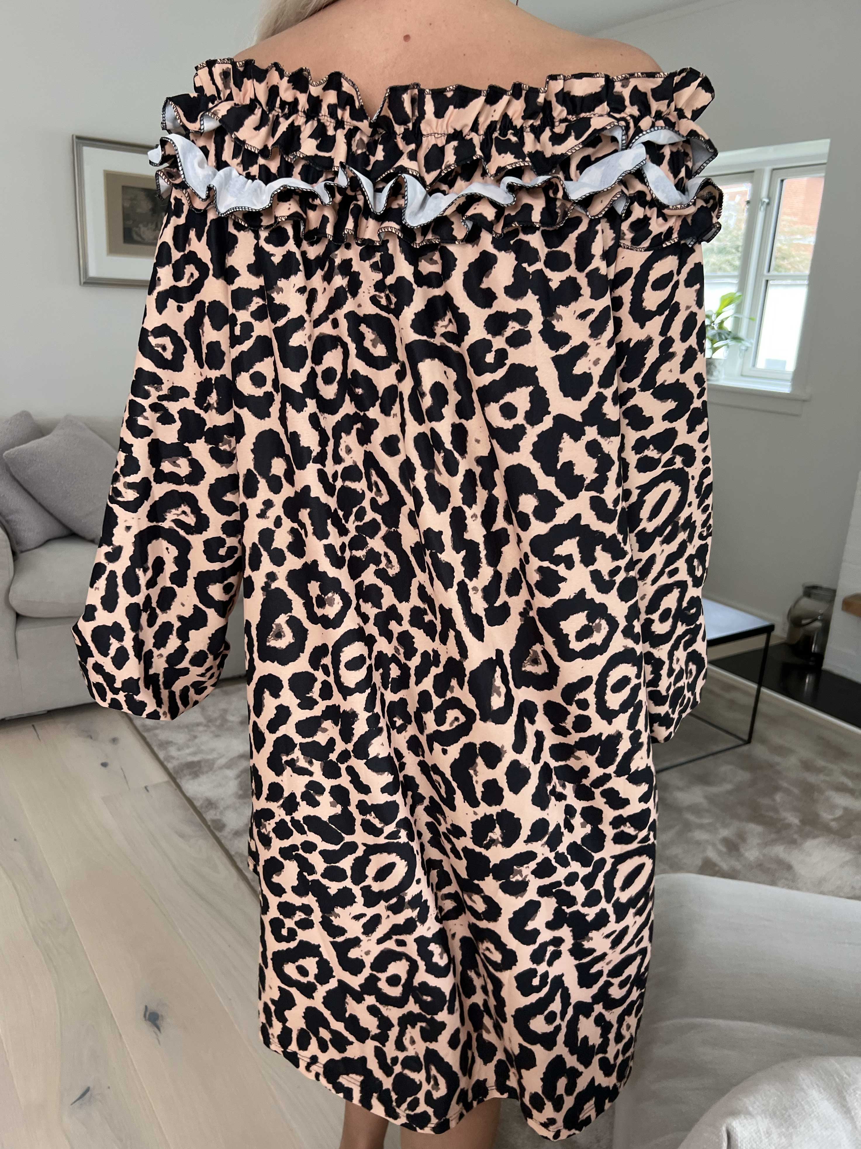 Chili Leo Dress - Leopardmönstrad klänning med volang i halsringningen